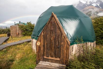 El complejo está conectado a través de unas pasarelas de madera. Una vez que se desmonten, no habrán dejado ninguna huella en el bosque.
