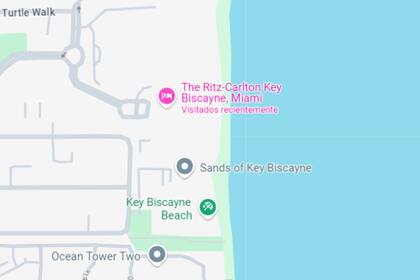 El complejo está ubicado a muy pocos metros del mar y una gran vista panorámica