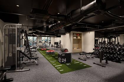 El complejo ofrece servicios premium, entre los cuales se incluyen un gimnasio equipado y estacionamiento cubierto para vehículos y bicicletas