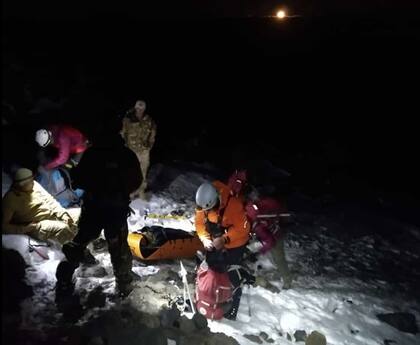 El complejo rescate del hombre de 71 años demandó casi nueve horas entre el sábado y el domingo