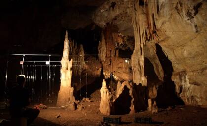 El complejo ritual está en una galería dividida por formaciones de espeleotemas