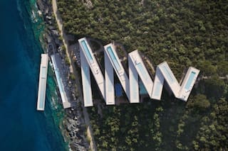 Así es el hotel que se pliega como una serpiente y respeta la geografía de su entorno natural