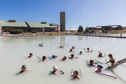 El complejo termal recibe grupos de todas las edades.