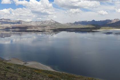 El Complejo Volcánico Laguna del Maule tiene una altitud de 3092 metros sobre el nivel del mar y abarca unos 500 kilómetros cuadrados,