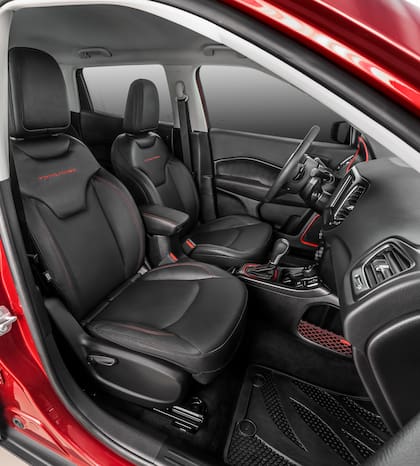 El completo y equipado interior del Jeep Compass Trailhawk destaca por los detalles en rojo
