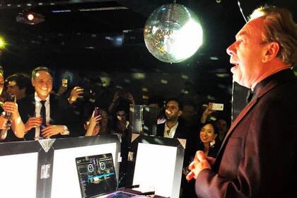 El compositor pasó música en la fiesta