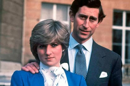 Días antes de su boda, Diana descubrió un brazalete grabado que había diseñado Carlos para Camilla