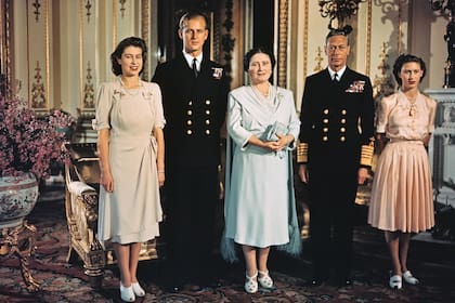 El compromiso del teniente Felipe Mountbatten con la princesa Isabel se anunció oficialmente en julio de 1947, cuando la familia real regresó de un viaje de tres meses por Sudáfrica.