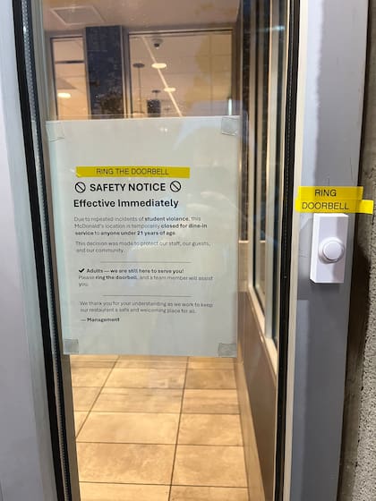 El comunicado colocado en la puerta de entrada del establecimiento de McDolands en Virginia aclara que la medida fue tomada debido a las reiteradas ocasiones de violencia por parte de adolescentes