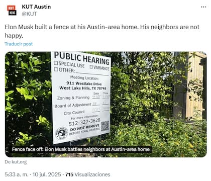 El comunicado de la audiencia del 9 de julio fue colocado afuera de la mansión de Elon Musk. Foto: KUT Austin, Twitter