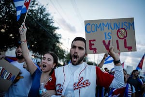 Reclamos, euforia y angustia: así siguen los cubanos en Miami las protestas en la isla