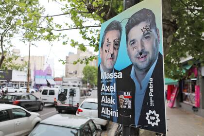 El concejal Albini, detenido por las tarjetas de la corrupción, en la campaña junto a Massa