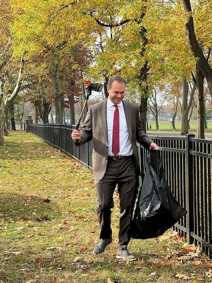 El concejal cuenta con una Maestría en Políticas Públicas de la Escuela de Gobierno Kennedy de la Universidad de Harvard