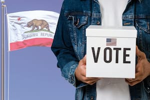 Los Ángeles evalúa habilitar a migrantes con green card, DACA y otros estatus a sufragar en elecciones municipales
