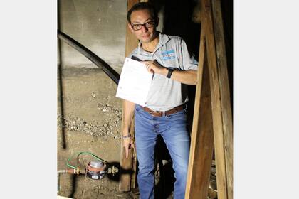 El concejal Raymond López inspeccionó la vivienda tapiada y aseguró que “no hay forma de que esta factura sea legítima”