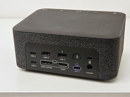 El concentrador Logi Dock se diferencia de otros por agregar, a los múltiples conectores que ofrece, parlantes estéreo y seis micrófonos optimizados para videoconferencias