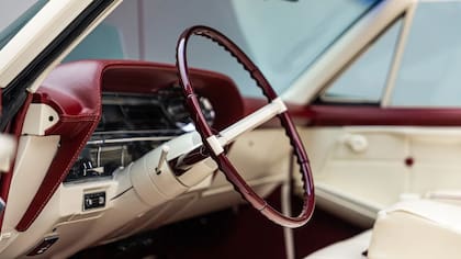 El concepto se replica con tapizados de cuero a tono y una presencia constante del logo bordado