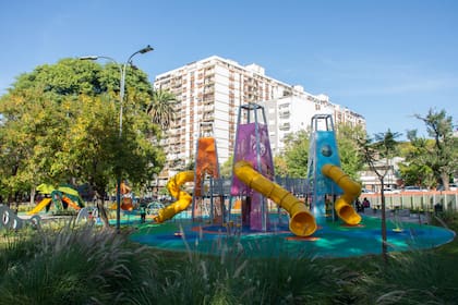 El concepto temático es “fábrica de juguetes”, y permitió dividir el lugar en dos, con un área dinámica y otra más tranquila, para bebés y niños pequeños.