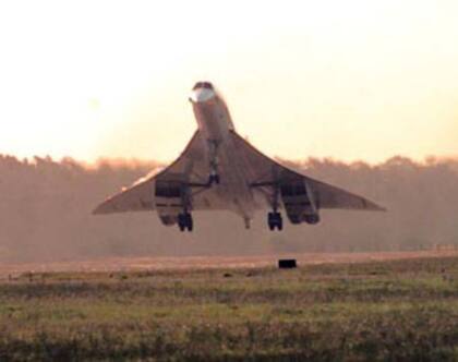 El Concorde a punto de aterrizar en la pista de Ezeiza en 1999