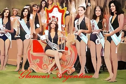 El concurso Miss Argentina para Miss Universo de 1974: en la foto aparecen Leonor Guggini -la ganadora y bailarina de Música en Libertad- y las princesas de izquierda a derecha Mónica Monero, Rosa del Valle Santillán, (Leonor Guggini), Nannim Timoyko, María Vasoli y Beatriz Vázquez. Crédito: Glamour Argentino.