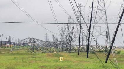 El condado de Harris, en Texas, amaneció esta mañana con torres de tendido eléctrico caídas