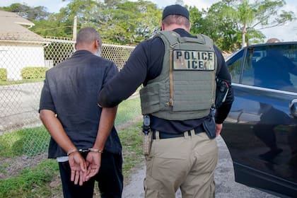 (Archivo) Los agentes federales detuvieron a migrantes que poseían la green card en las redadas