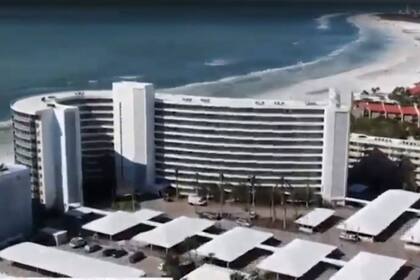 El condominio, cerca de la playa y con vista al mar