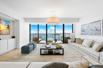 El condominio mide 288 metros cuadrados y ofrece vistas abiertas tanto a la bahía de Biscayne como al perfil urbano de Miami