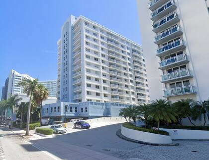 El condominio Port Royale data de 1971 y se encontraba en proceso de recertificación cuando hallaron una viga estructural dañada