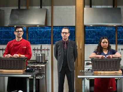 El conductor de Chopped y dos participantes del ciclo