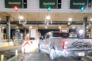 Video: una camioneta se cruzó de carril en pleno peaje de Hudson y casi provoca un choque
