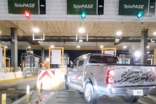 Video: una camioneta se cruzó de carril en pleno peaje de Hudson y casi provoca un choque