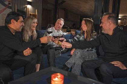 El conductor de La Voz Argentina compartió el viaje con sus amigos Coco Fernández y Virginia Elizalde, quienes brindaron la primera noche con los PR Charly Ronco y María Úngaro.