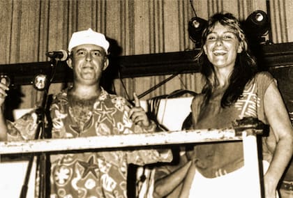 El conductor de radio Lalo Mir y Marcia Amoroso, en una de las fiestas del Condon Clú