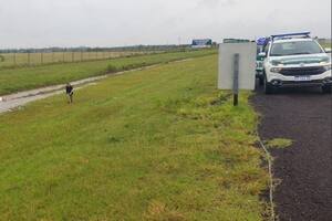 Un ciclista murió tras ser atropellado por un auto en la autopista Córdoba-Rosario: el conductor abandonó el vehículo y escapó