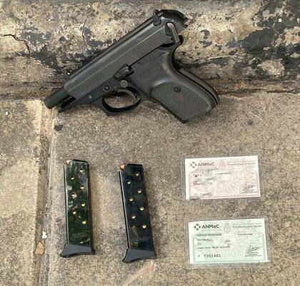 El conductor del Fiat Cronos portaba un arma de fuego junto con su documentación, pero careciendo de la certificación de portación.