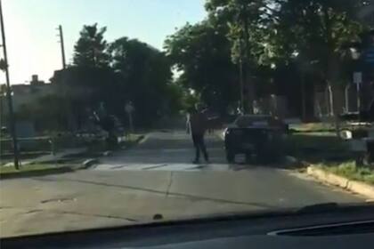 El conductor del vehículo, resignado porque ya no va a arrancar, abandona el auto ante la inminente llegada de la formación ferroviaria