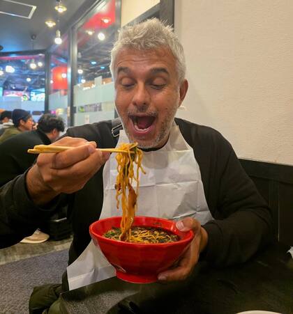 El conductor disfrutó de diversos platos de la gastronomía local en su viaje por Asia