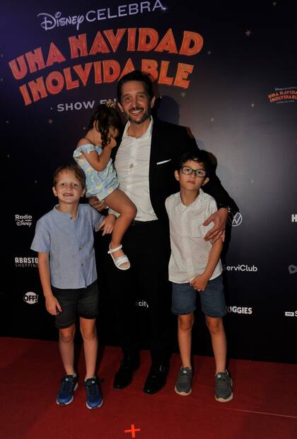 El conductor Germán Paoloski con sus tres hijos, León, Beltrán y Mïa