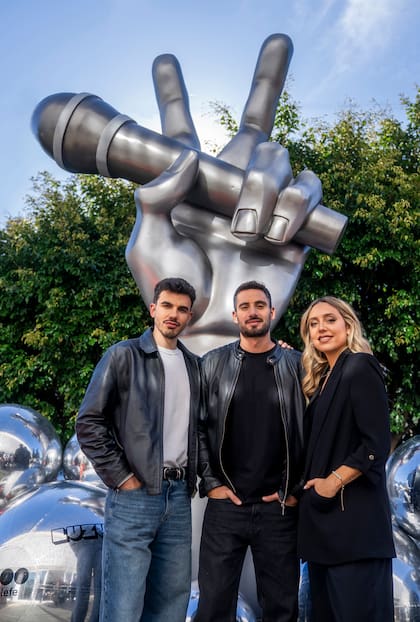 El conductor junto a dos de los hosts digitales que tendrá la versión 2025 de La Voz Argentina