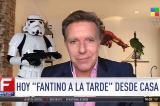 Fantino mostró el stormtrooper, la lora y el Iron Man colgante de su casa