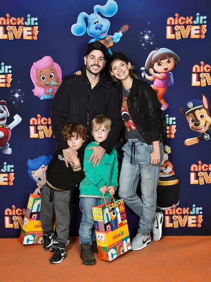 El conductor Nicolás Magaldi junto a su esposa Betiana Wolenberg y su hijo Bautista