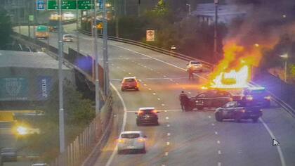 El conductor pudo salir del vehículo antes de que se incendiara por completo