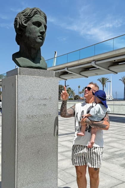 El conductor, que el
año pasado se recibió
de licenciado en
Filosofía, le muestra a
su hijo una escultura
de Alejandro Magno.