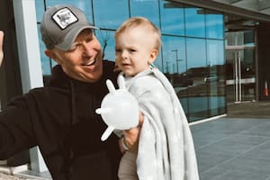 El conductor saliendo de la internación con su hijo en brazos (Foto: @coni_mosqueira)