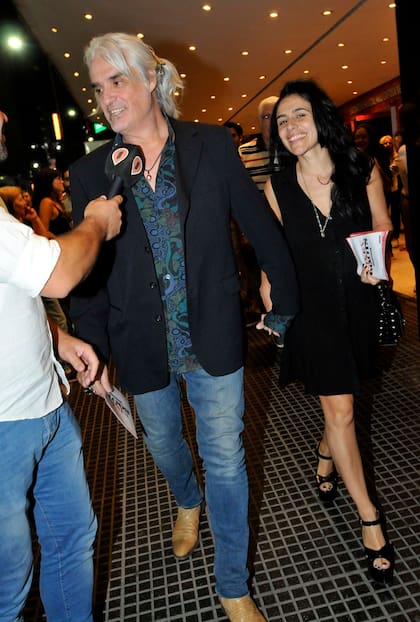 El conductor se detuvo a dialogar con la prensa durante su salida teatral