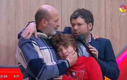 El conductor se emocion y le brind un abrazo al participante (Captura: El Trece)