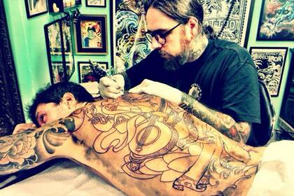 El conductor se tatuó toda la espalda