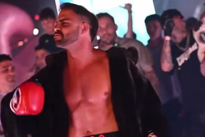 El conductor y comediante entró exultante al ring (Captura: @parensedemanosok)