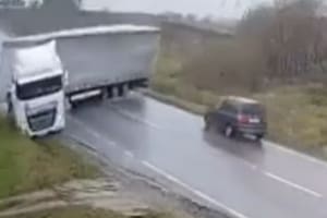 Video: un camión perdió el control en una curva y aplastó a un auto